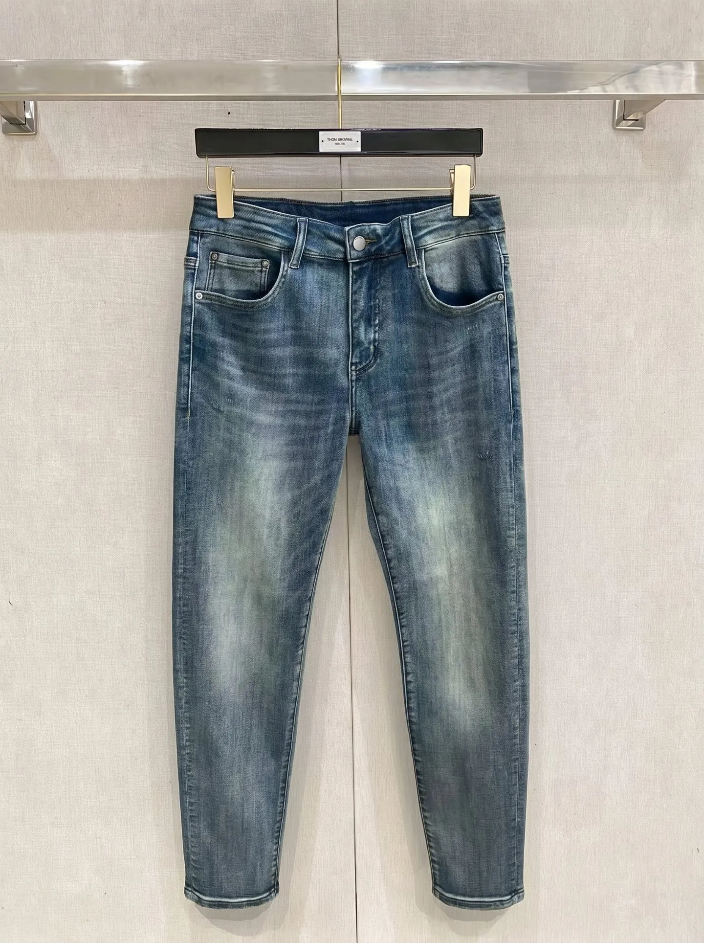 On 2026 spring and summer New Arrival men's jeans are made of imported denim fabrics, heavy-duty and environmentally friendly washing, soft to the touch, and Wear-Resistant. The version is small and straight. Micro-elasticity makes you slim and slim. The details are perfect. The hardware and accessories are selected with high quality. Fine workmanship and extraordinary quality. Sizes: 28-38.